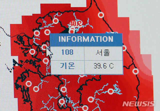 【서울=뉴시스】김선웅 기자 = 서울 최고 기온이 39.6도를 기록하면서 국내 기상관측 사상 최고치를 기록한 1일 오후 서울 종로구 송월동 공식관측소 내 모니터에 서울 기온이 표시되고 있다. 2018.08.01.  photo@newsis.com