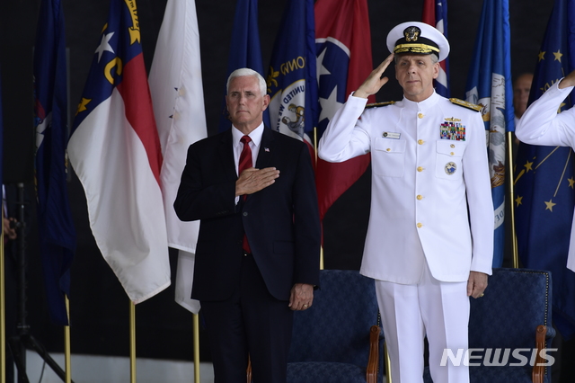 【하와이=AP/뉴시스】마이크 펜스 미국 부통령(왼쪽)과 필 데이비슨 미 인도태평양사령관이 1일(현지시간) 하와이 펄하버-히캄 합동기지에서 열린 미군 유해 봉환식에 참석했다. 2018.8.2. 