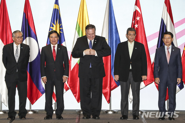 【싱가포르=AP/뉴시스】마이크 폼페이오 미국 국무장관(가운데)이 3일(현지시간) 싱가포르에서 열린 미국·아세안 장관회의에 참석해 참가국 장관들과 기념 촬영을 하고 있다. 2018.8.3.