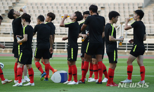 【고양=뉴시스】김진아 기자 = 3일 오후 경기 고양종합운동장에서 2018 자카르타-팔렘방 아시안게임에 출전하는 한국 U-23 축구대표팀 선수들이 훈련 중 음료수를 마시고 있다. 2018.08.03.  bluesoda@newsis.com