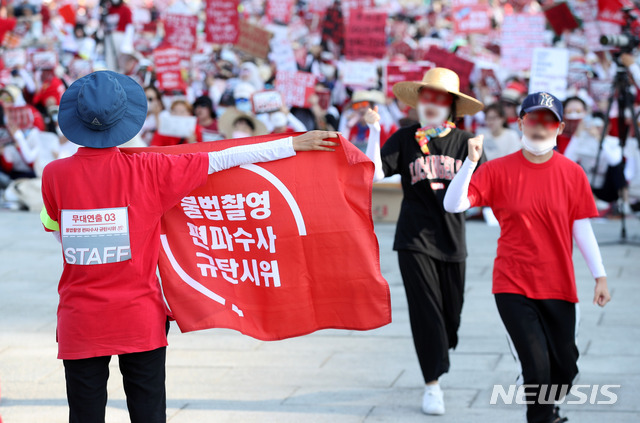 【서울=뉴시스】김선웅 기자 = 4일 오후 서울 종로구 광화문광장에서 열린 불법 몰래카메라 촬영 규탄 집회에서 참가 여성들이 구호를 외치고 있다. 2018.08.04. mangusta@newsis.com