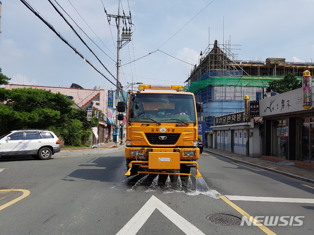 【밀양=뉴시스】안지율 기자 = 경남 밀양시가 연일 높은 기록의 폭염이 장기간 지속할 것에 대비한 폭염 대책 추진을 강화한다. 사진은 살수차가 시내 주요 도로변에 살수 작업을 하고 있다. 2018.08.05. (사진=밀양시 제공) photo@newsis.com