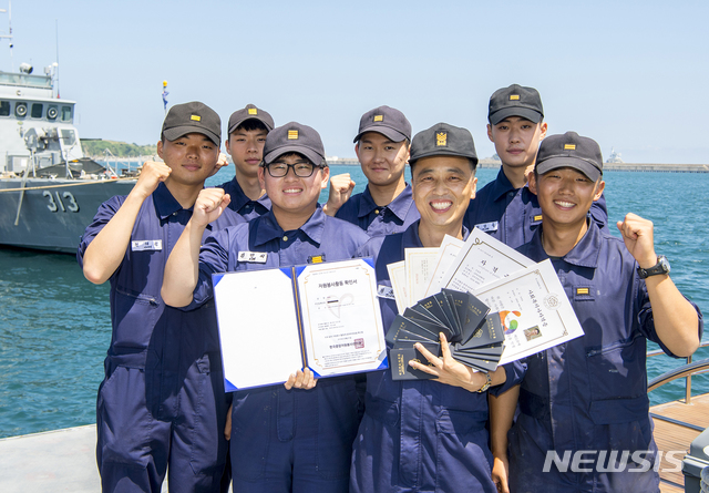 【서울=뉴시스】해군은 해군3함대 소속 정용호 원사거 지난 8월 1일 기준 누적 봉사활동 총 438회 2,400시간(사회복지자원봉사관리센터 공식 인증 시간)을 달성했다고 밝혔다. 2,400시간 봉사활동은 하루 4시간씩 600일을 해야 달성할 수 있는 수치다. 정 원사는 2010년 첫 봉사활동을 시작한 이래 9년 만에 2,400시간을 돌파했다. 정용호 원사가 자원봉사활동 확인서와 봉사활동을 위해 취득한 자격증을 들고 고속정편대 대원들과 함께 기념사진을 촬영하고 있다. 2018.08.05. (사진=해군 제공) photo@newsis.com