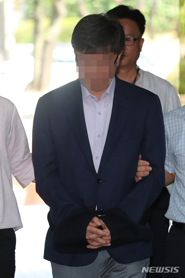 【서울=뉴시스】이영환 기자 = 삼성 노조 와해 공작에 관여한 혐의를 받고 있는 목장균(55) 삼성전자 전 노무담당 전무(현 삼성전자 스마트시티 지원센터장)가 영장실질심사(구속 전 피의자심문)를 받기 위해 지난해 8월6일 오전 서울 서초구 서울중앙지방법원으로 들어서고 있다. 2018.08.06. 20hwan@newsis.com