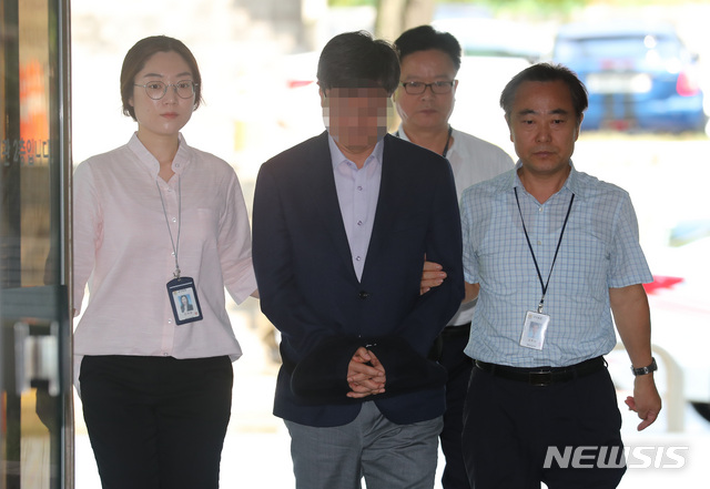 【서울=뉴시스】이영환 기자 = 삼성 노조 와해 공작에 관여한 혐의를 받고 있는 목장균(54) 삼성전자 전 노무담당 전무(현 삼성전자 스마트시티 지원센터장)가 영장실질심사(구속 전 피의자심문)를 받기 위해 6일 오전 서울 서초구 서울중앙지방법원으로 들어서고 있다. 2018.08.06. 20hwan@newsis.com