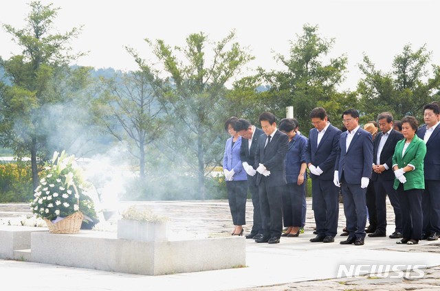 【서울=뉴시스】 6일 오후 민주평화당 정동영 대표와 지도부가 경남 김해 봉하마을 고 노무현 대통령 묘소를 방문, 참배하고 있다. 2018.08.06. (사진=민주평화당 제공)  photo@newsis.com