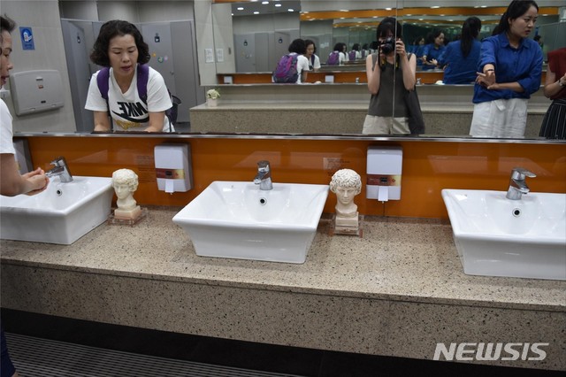 【서울=뉴시스】 신미경 작가의 비누 조각이 광주 송정역 화장실에 설치되어 비누로 사용되고 있다.