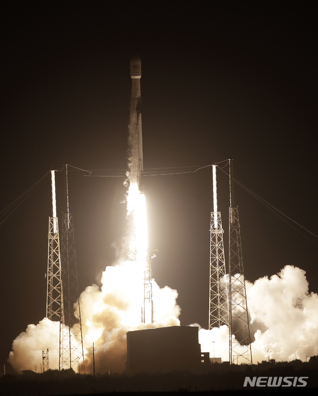 【케이프커내버럴(미 플로리다주)=AP/뉴시스】미 플로리다주 케이프 커내버럴 공군기지에서 7일 스페이스 X의 팰컨 9 로켓이 발사되고 있다. 팰컨 9 로켓에는 메라푸틴라는 정지궤도 통신위성이 탑재됐다. 이번에 발사된 팰컨 9 로켓은 블록 5 재활용 로켓으로, 100회 재활용을 목표로 개발된 것이다. 이날 발사후 로켓 1단계 추진체는 성공적으로 회수됐다. 2018.8.7