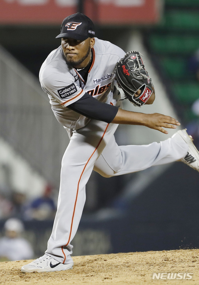 【서울=뉴시스】최동준 기자 = 7일 서울 잠실야구장에서 열린 2018 KBO 리그 두산 베어스 대 한화 이글스의 경기, 한화 선발 샘슨이 역투하고 있다. 2018.08.07. photocdj@newsis.com