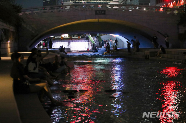 【서울=뉴시스】김선웅 기자 = 열대야가 계속된 7일 오후 서울 중구 청계천에서 시민들이 더위를 피하고 있다. 2018.08.07. mangusta@newsis.com