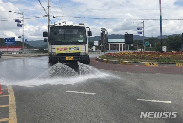 【영동=뉴시스】이성기 기자 = 지난달 11일부터 계속된 사상 최악의 폭염 피해를 예방하기 위해 충북 영동군이 지난 8일 살수차를 동원해 영동읍 중앙로터리에 물을 뿌리고 있다.2018.08.09(사진=영동군 제공) photo@newsis.com