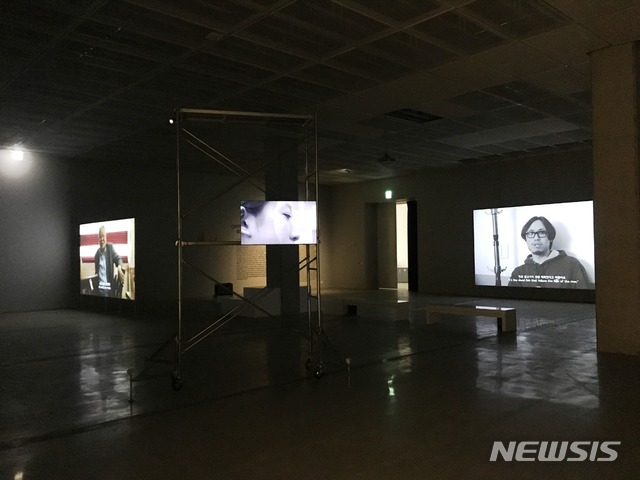 【서울=뉴시스】 '2018 올해의 작가상' 옥인 콜렉티브는 이 모임이 탄생하게 된 작업과 과정에 대한 기록을 처음으로 선보이는 '바깥에서'가 공개된다.