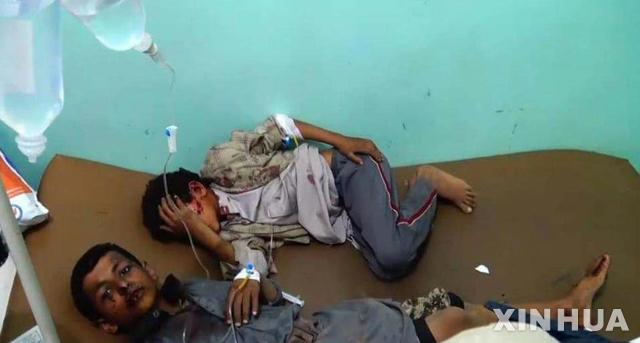 【사다/신화=뉴시스】9일(현지시간) 사우디 아라비아 주도 연합군의 공습으로 부상당한 예멘 어린이들이 병원에 누워 있다. 이날 공습으로 현장 학습을 위해 이동하던 통학버스가 폭격 당해 최소 43명이 사망하고, 70명이 부상당한 것으로 전해진다. 2018.08.10. 