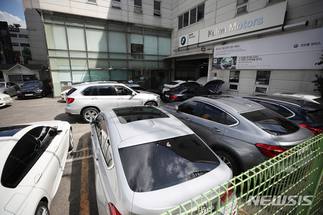 【서울=뉴시스】김진아 기자 = BMW 화재 사고가 계속되고 있는 10일 오전 서울 시내 한 BMW 서비스센터가 점검을 받으려는 차량들로 붐비고 있다. 2018.08.10.  bluesoda@newsis.com