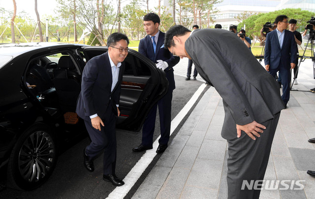 【평택=뉴시스】 최동준 기자 = 김동연 부총리가 6일 경기도 평택시 삼성전자 평택캠퍼스를 방문해 이재용 부회장과 만나 인사하고 있다. 2018.08.11. photo@newsis.com