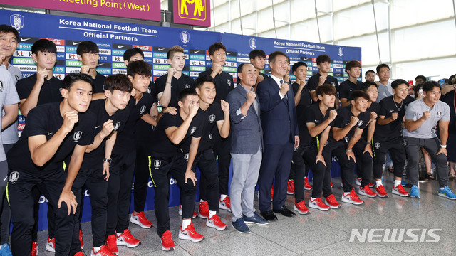 【인천공항=뉴시스】최동준 기자 = 김학범 감독과 아시안게임 남자 축구 대표팀이 11일 인천국제공항을 통해 자카르타로 출국 전 파이팅을 외치고 있다. 2018.08.11. photocdj@newsis.com