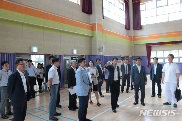 【예산=뉴시스】유효상 기자 = 충남도의회 교육위원회 위원들이 3일 도내 신설학교인 모산 중학교 현장을 찾아 교육 환경 및 시설을 점검하고 있다. 2018.08.13 (사진=충남도의회 제공) yreporter@newsis.com