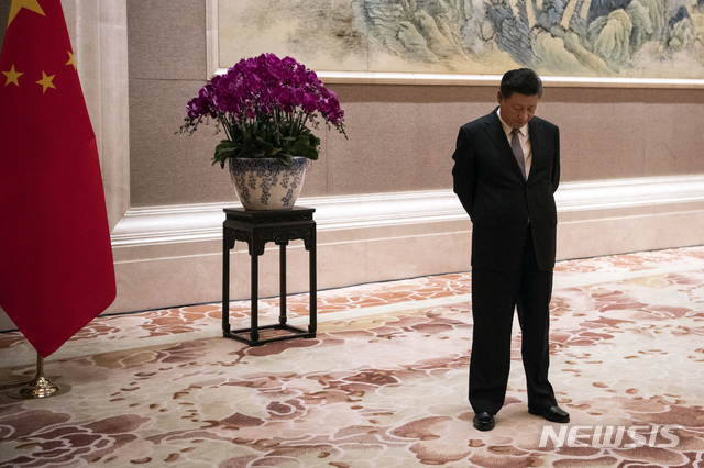 【베이징=AP/뉴시스】미국이 중국을 환율조작국으로 지정하지 않기로 했다. 미중 무역분쟁이 본격화된 지난 6월21일 시 주석이 베이징 댜오위타이 국빈관에서 피터 오닐 파푸아뉴기니 총리를 기다리고 있다. 2018.10.18.