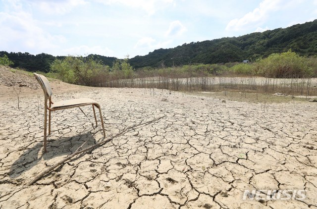 【공주=뉴시스】 지난해 8월 극심한 가뭄에 충남 공주시 의당면 중흥저수지가 바닥을 드러낸 모습. 2019.03.24. (사진= 뉴시스 DB)
