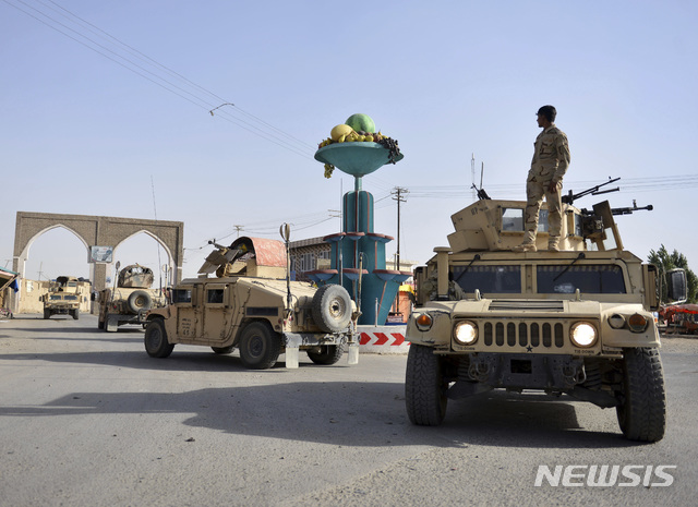 【가즈니=AP/뉴시스】 아프가니스탄 탈레반 반군과 정부군간의 충돌이 다시 격화되고 있는 가운데 13일 북부 치나야 기지가 탈레반에 장악됐다는 보도가 나왔다 .사진은 지난 12일 카불 인근 가즈니에서 정부군 차량이 시내순찰을 돌고 있는 모습. 가즈니에서는 지난 10일 탈레반과 정부군이 격렬히 충돌했었다. 2018.08.14 