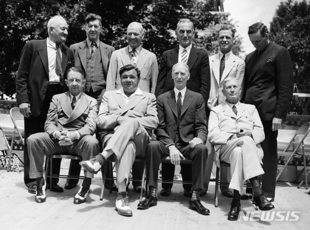 [뉴욕=AP/뉴시스]1939년 명예의 전당 입회식에 참석한 전설들. 아랫줄 왼쪽 두 번째가 베이브 루스. 1939.06.12.