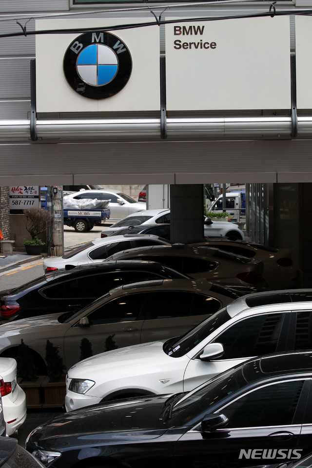 【서울=뉴시스】김선웅 기자 = BMW 리콜 대상 차량에 대한 운행정지 명령이 내려진 14일 서울 시내의 한 BMW 서비스센터에 차량들이 주차돼있다. 2018.08.14. mangusta@newsis.com