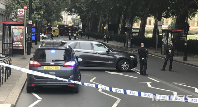 【런던=AP/뉴시스】영국 런던 경찰이 14일 차량 1대가 국회의사당을 향해 돌진해 시민 여러 명에 부상을 입힌 후 보안 차단물을 들이받는 사건이 벌어진 후 주변지역을 봉쇄하고 있다. 2018.8.14
