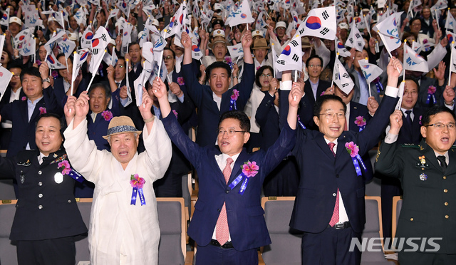 【안동=뉴시스】류상현 기자 = 15일 경북도청 동락관에서 ‘제73주년 광복절 및 정부수립 70주년 경축행사’가 열려 참석자들이 만세삼창을 하고 있다. 2018.08.15 (사진=경북도 제공) photo@newsis.com 