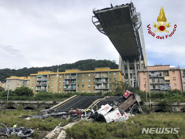 【제노바=AP/뉴시스】14일(현지시간) 이탈리아 북부 제노바에서 고속도로 다리 '모란디'가 붕괴됐다. 사진은 이탈리아 소방당국이 공개한 것. 2018.8.15. 