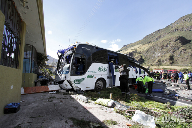 【 피포 ( 에콰도르) = AP/뉴시스】 콜롬비아 번호판을 단 고속버스가 에콰도르의 수도를 향해 가다가 과속으로 다른 차량과 충돌한 현장. 이 버스는 소형승용차의 3명의 목숨을 잃게 한 뒤 네 차례나 굴러 길가 주택들을 들이받았고 사망자 24명과 부상자 19명이 발생했다.  