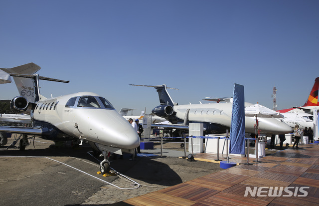 【상파울루(브라질)=AP/뉴시스】상파울루 공항 계류장에 서있는 브리질 항공기들. 브라질 법무부는 미-캐나다 이민을 위해 브라질에 입국하는 아시아계 이민들의 입국을 8월 26일부터 제한한다고 발표했다. 2024. 08.22.  