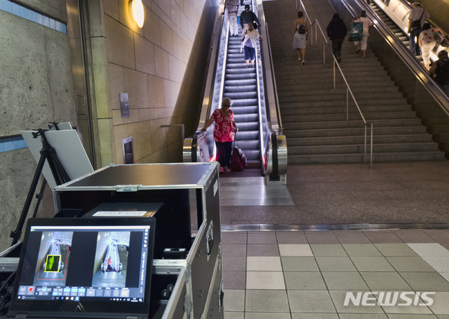 【로스앤젤레스 = AP/뉴시스】 로스앤젤레스 교통당국이 도입하기로 한 트루비전의 지하철 승객용 바디 스캐너에 대한 성능시험과 기자회견이 14일(현지시간) LA유니언 역에서 거행되었다.  사진은 이 날 시험한 포터블 스캐너의 장비.   