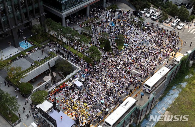 [서울=뉴시스]조성봉 기자 = 제73주년 광복절인 15일 오후 서울 종로구 옛 일본대사관 앞 평화로에서 열린 ‘제6차 세계 일본군위안부 기림일 맞이 세계연대집회 1348차 정기수요시위’에서 참가자들이 ‘함께 평화‘ 구호를 외치고 있다. 2018.08.15.suncho21@newsis.com