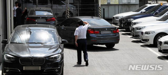 【서울=뉴시스】홍효식 기자 = BMW 리콜 대상 차량에 대한 운행정지 명령이 내려진 가운데 15일 서울 영등포 BMW 서비스센터에서 차량들이 주차돼있다. 2018.08.15. yesphoto@newsis.com
