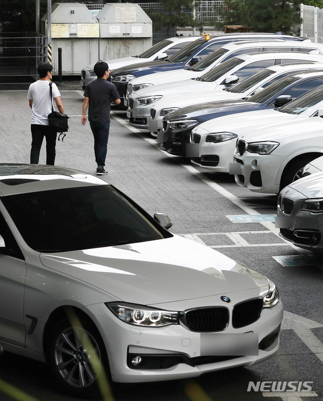 【서울=뉴시스】홍효식 기자 = BMW 리콜 대상 차량에 대한 운행정지 명령이 내려진 가운데 15일 서울 영등포 BMW 서비스센터에서 차량들이 주차돼있다. 2018.08.15.  yesphoto@newsis.com