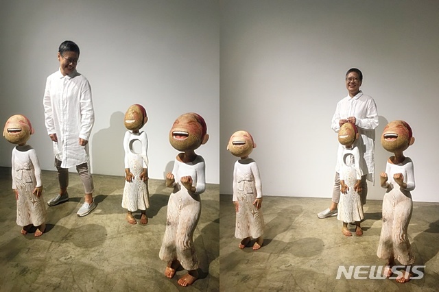 【서울=뉴시스】 박현주 미술전문기자 = 송진화 작가가 아트사이드 갤러리에서 3년만에 여는 신작 전시에 선보인 나무 조각을 소개하고 있다. 