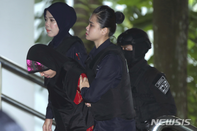 【쿠알라룸푸르=AP/뉴시스】 김정은 북한 국무위원장의 이복형 김정남 암살 용의자 시티 아이샤(가운데)가 16일 말레이시아 쿠알라룸푸르 샤알람 고등법원에서 열리는 선고공판에 출석하기 위해 경찰들과 함께 걸어가고 있다. 2018.08.16 