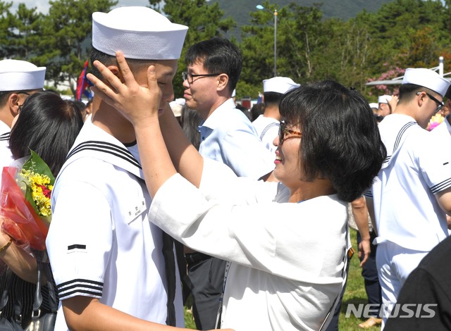 【서울=뉴시스】 해군병 정모수여 및 수료식에서 해군 수병이 가족과 기쁨을 나누고 있다. (뉴시스DB)