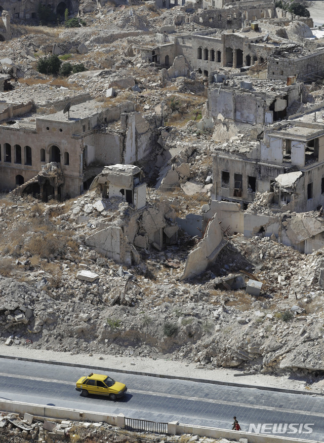 【알레포( 시리아) = AP/뉴시스】 올 8월 18일 촬영한 시리아 알레포 지역의 폭탄 피해지대.  