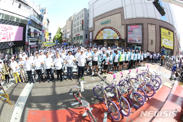 【대구=뉴시스】김덕용 기자 = '원 코리아 피스로드 2018 대구 통일대장정' 행사가 19일 대구 중구 동성로 상설 야외무대에서 열렸다. 사진은 행사 모습 2018. 08. 19. (사진=피스로드 2018 조직위원회 제공) photo@newsis.com