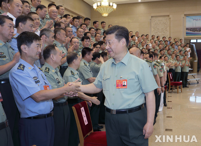 시진핑 중국 주석이 19일 중국공산당 당력 구축을 위한 회의에 참석해 참석자들과 악수하고 있다. 신화