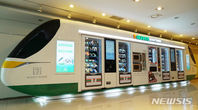 【서울=뉴시스】 세븐일레븐은 자판기형 편의점 선보인다고 20일 밝혔다. 매출, 발주, 재고 관리, 정산 등 모든 운영 시스템이 본점과 연결되어 무인시스템으로 운영하는 편의점이다. (제공=세븐일레븐)