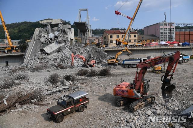 【제노아(이탈리아)= AP/뉴시스】이탈리아 제노아시 부근의 모란디 교량 붕괴현장에서 19일(현지시간) 중장비들이 파괴된 잔해를 치우는 작업을 계속하고 있다.    