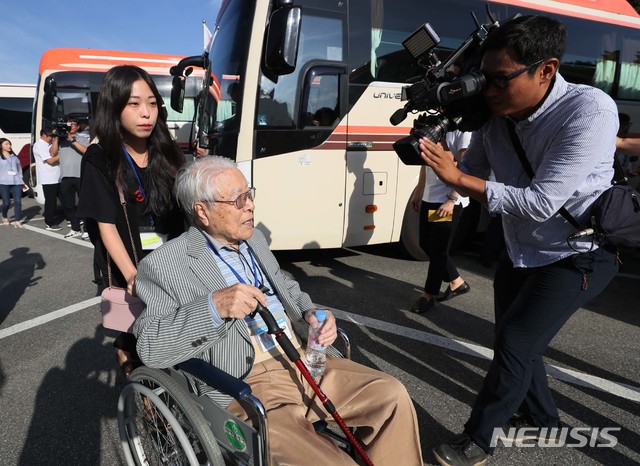 【속초=뉴시스】뉴스통신취재단 = 제21차 이산가족 상봉행사 1회차 첫날인 20일 오전 강원도 속초시 한화리조트에서 1차 남측 상봉 최고령자인 백성규(101) 할아버지가 버스로 향하고 있다. 2년 10개월 만에 열리는 이산가족 상봉은 20일부터 26일까지 금강산에서 진행된다. 2018.08.20. photo@newsis.com