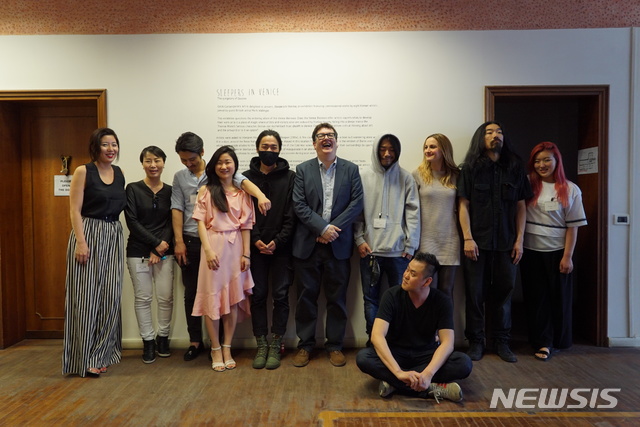 【서울=뉴시스】 김승민 큐레이터와 7팀(8인)의 한국 작가들이 2014년 56회베니스 비엔날레 기간에 같은 곳에서 한 달간 개최한 ‘게릴라 전시’를 다룬 다큐멘터리 영화 '슬리퍼스 인 베니스'전을 23일 영상자료원에서 상영한다.