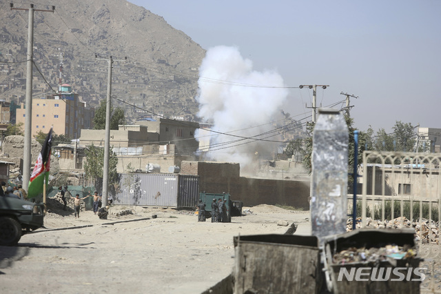 【카불=AP/뉴시스】아프가니스탄 수도 카불에서 21일 MD 530F 군용헬리콥터가 한 가옥을 폭격해 연기가 치솟고 있다. 이날 탈레반은 대통령 궁을 로켓으로 공격했다.2018.08.21 