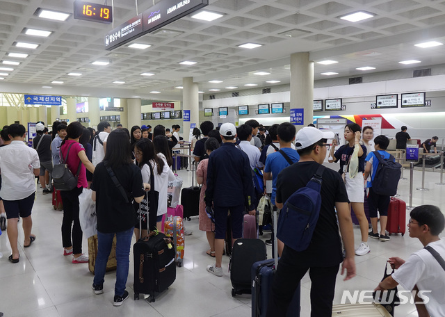 【제주=뉴시스】배상철 기자 = 22일 오후 제19호 태풍 ‘솔릭’의 북상으로 제주공항 항공편이 줄줄이 결항되면서 공항이 관광객들로 붐비고 있다. 2018.08.22. bsc@newsis.com 