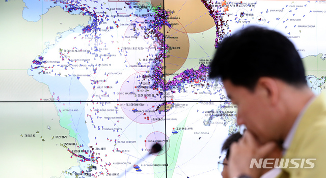 【세종=뉴시스】강종민 기자 = 제19호 태풍 '솔릭'(SOULIK)이 한반도로 북상하며 직접적인 영향을 미치기 시작한 22일 오후 정부세종청사 해양수산부 태풍피해 비상대책 상황실에서 직원들이 선박위치 확인시스템 등을 보며 태풍대비로 분주하게 움직이고 있다. 2018.08.22. ppkjm@newsis.com