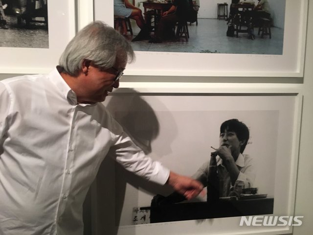 【서울=뉴시스】 박현주 미술전문기자 = 23일 갤러리현대에서 이강소 작가가 1973년 명동화랑에서 선술집 퍼포먼스를 열었던 45년전 자신의 모습을 가리키고 있다. 
