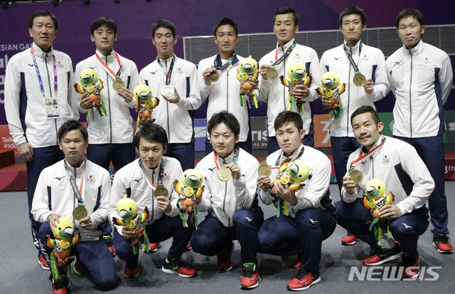 박주봉 감독(뒷줄 맨왼쪽)과 일본 남자 배드민턴 대표팀